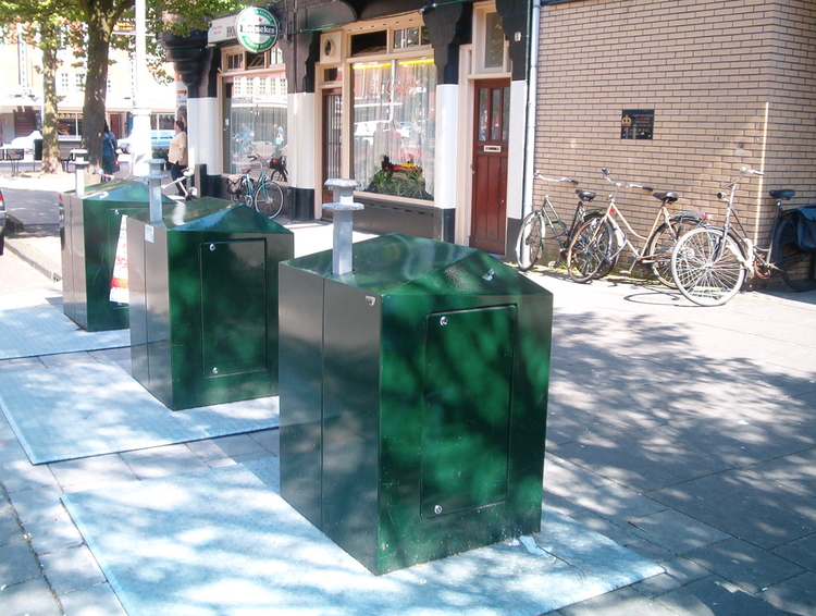3 containers drie containers op een rij Drie ondergrondse containers op een rij (Pretoriusstraat, hoek Linnaeusstraat 2005): een ideaal systeem 