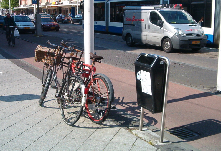 Fietsen en afvalbakje fietsen en afvalbakje van de gemeentereiniging voor een schone straat Zorgen voor een schone straat: afvalbakje van de gemeentereiniging (voor de Hema op de Linnaeusweg 2005). 