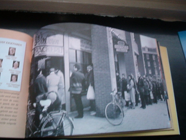 Na de verhuizing nog steeds een rij Ook voor de huidige winkel vormen zich nog rijen wachtende klanten. Foto overgenomen uit het boek "Volkorenbrood.nl". 