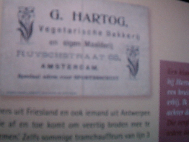 Een oude Hartog reclame Het brood was uitdrukkelijk vegetarisch. De foto, genomen in het begin van de 20e eeuw, is overgenomen uit het boek 'Volkorenbrood.nl'. 