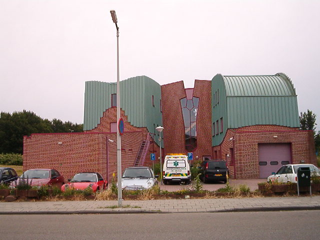 En moderne nieuwbouw: het gebouw van de dierenambulance (2009)  