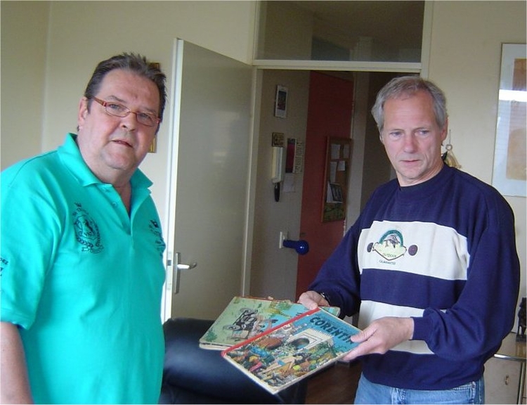 De overhandiging van de stripboeken Op 25 mei 2013 krijgt Roel de Kemper ( links) zijn stripboeken terug 