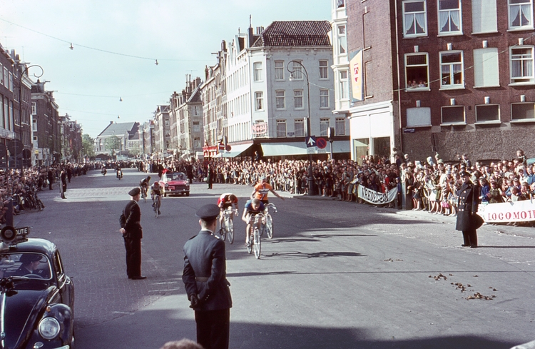 Wielrennen in de Dapperstraat. Wielerwedstrijd, maar dan wel Olympia’s Ronde uit 1960 of 1961.<br />Bron: fotoarchief Wim Geskus. 
