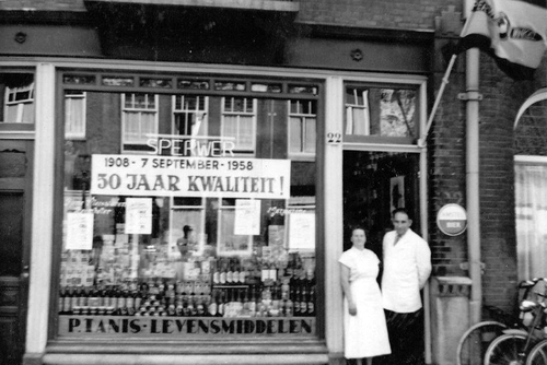 1e Atjehstraat 22 - 1958 Haar ouders voor de winkel.<br />Foto: M.Kalkwarf-Tanis 