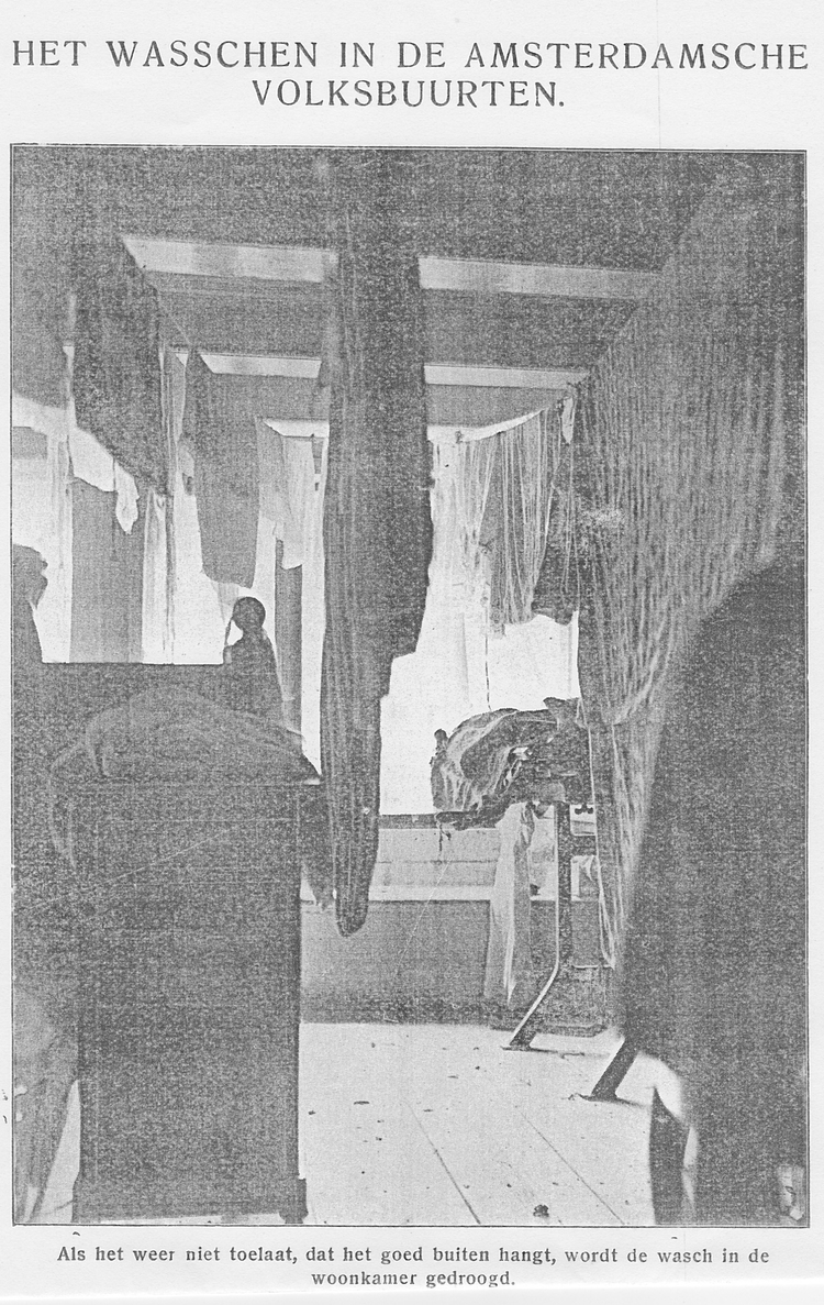Het drogen van de was in de woning. De tekst bij/in de foto spreekt voor zich. Deze foto is afkomstig uit het pamflet van de Dienst WSBZ van december 1925. <br />Bron: Gemeentearchief Amsterdam. 