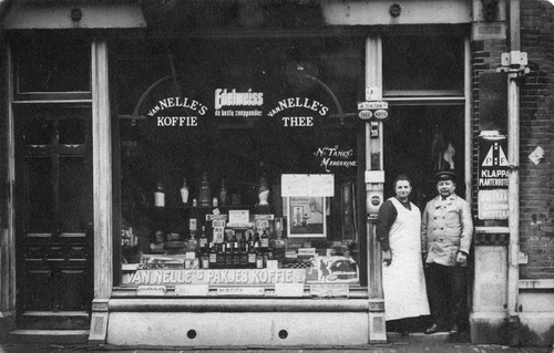 1e Atjehstraat 22 - 1920 De grootouders voor de winkel<br />.<br />Foto: M. Kalkwarf-Tanis 