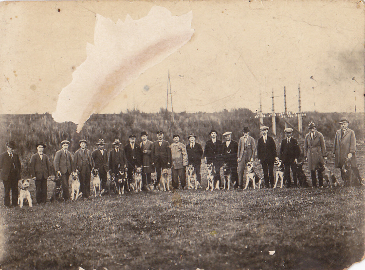 Honden opleiding Foto uit privé collectie familie. Locatie en datum  van de foto is onbekend, de negende persoon van links is J.Water met Albert 