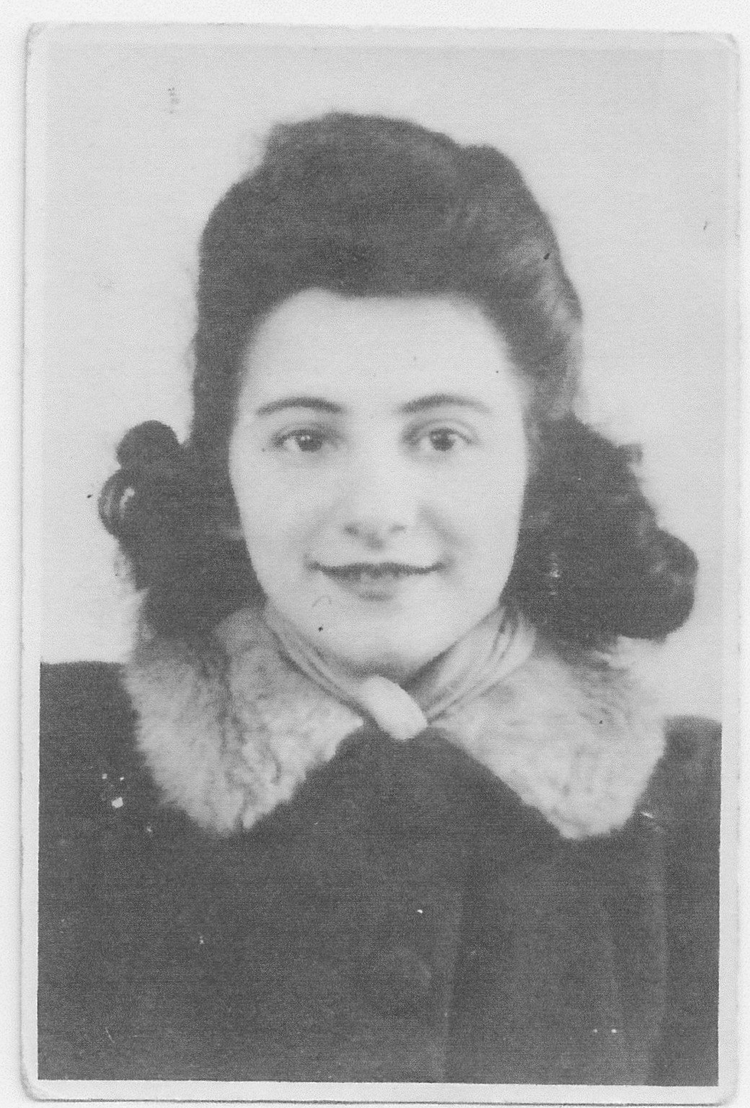 Portretfoto van Mimi Hakker. Deze foto van Mimi Hakker dateert uit het jaar 1943.<br />Bron: privé collectie mevrouw Voet-Hakker. 