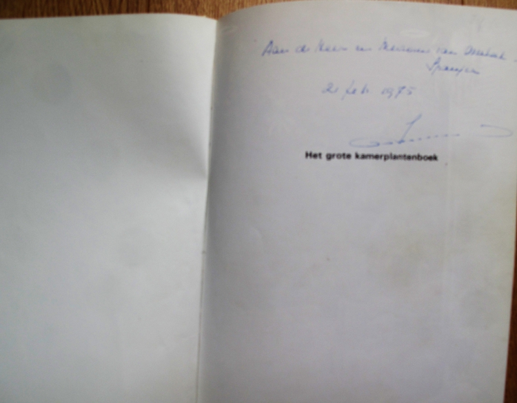 Plantenverzorging Op de titelpagina van het boek over plantenverzorging zette koningin Juliana haar handtekening. 