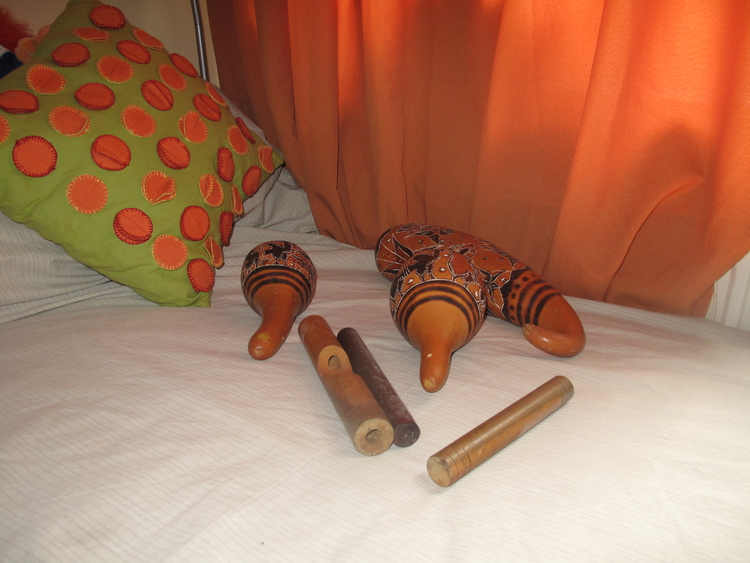Muziekinstrumenten De kalebassen - palo de percussion -die genruikt worden bij Zuid Amerikaanse dans. Foto september 2014 in het huis van Angelica. 