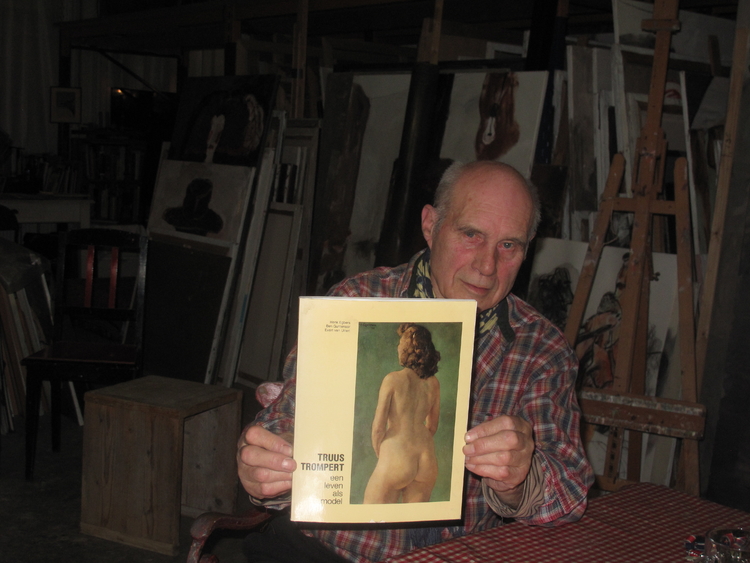 Anton Martineau Foto van Anton met het boek over Truus Trompert, september 2014 in zijn atelier gefotografeerd. 