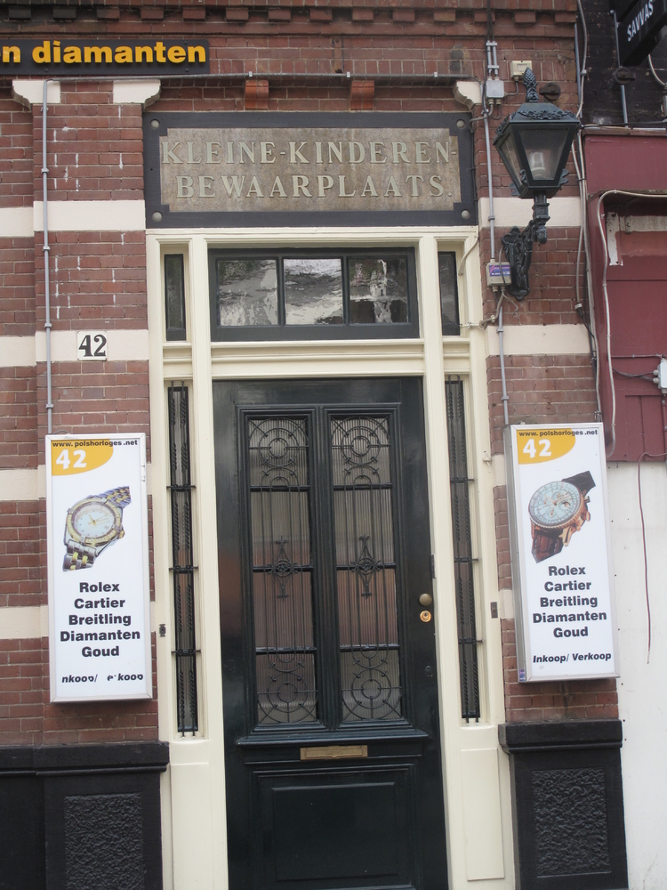 De kleine kinderen bewaarschool In de van Swindenstraat staat nog steeds het pand waar vroeger de kinderbewaarplaats was gevestigd. Foto oktober 2014. 