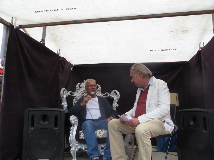 "Boer Gert" in gesprek. Paul Arnoldussen en de man van de kaaskraam in gesprek, oktober 2014. 