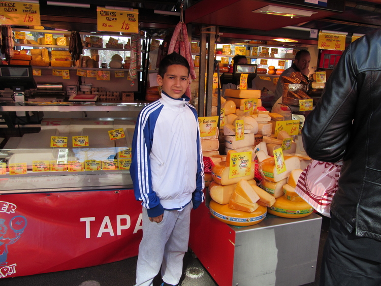 Mijn kleinzoon op de Dappermarkt Foto: Tjandra 