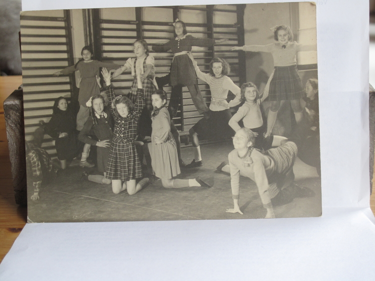 Gymnastiekles Deze foto toont de gymnastiekles in de Koningin Wilhelminaschool omstreeks 1943. Jans staat in het midden met witte trui en zwarte rok. 