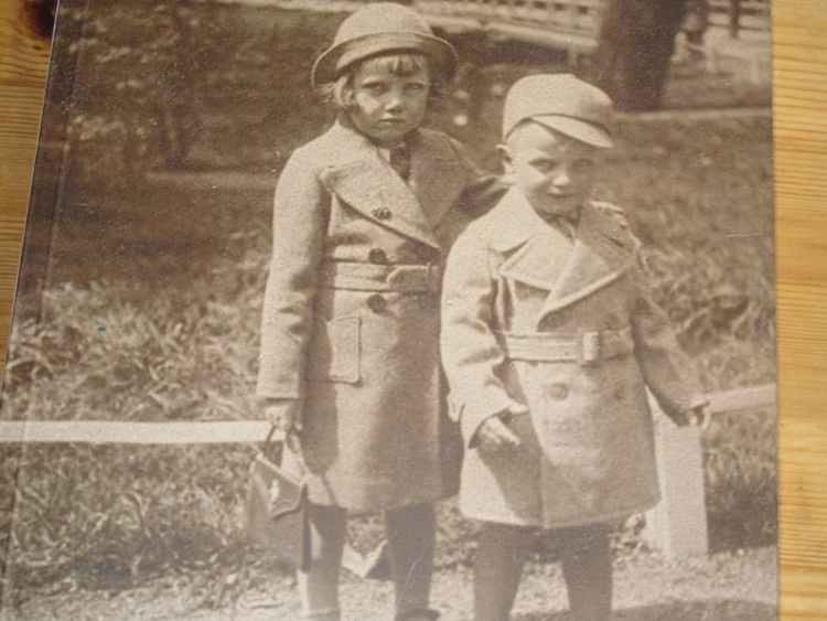 Omslag familie  boek Jans en haar broertje werden omstreeks 1939 gefotografeerd in het Oosterpark. 