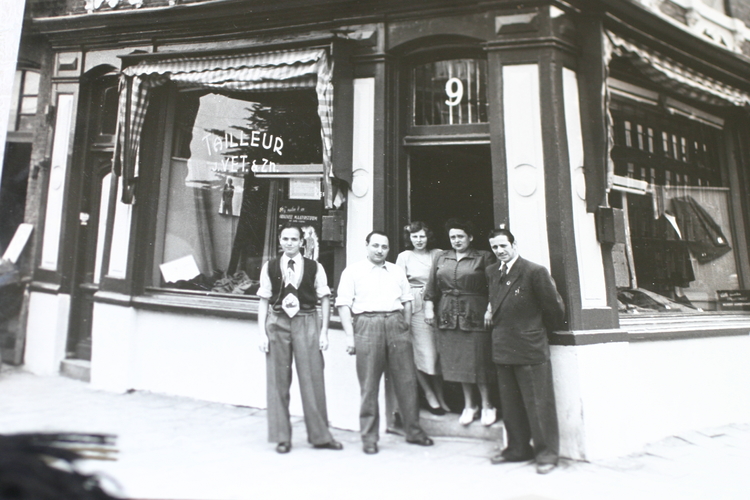  Winkel op hoek P.Vlamingstraat en Dappermarkt,ervoor staan van links naar rechts Joop Vet,Ben Vet en vrouw,moeder Vet en vader Vet in 1953 -1955 ongeveer 