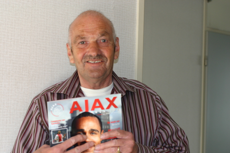  Foto genomen maart 2007 Joop Vet, maart 2007 met het Ajaxblad. 