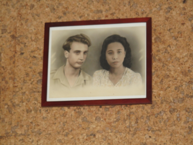 Mientje en haar man Foto uit privébezit , gemaakt in Indonesië, omstreeks 1948 . Foto uit privébezit , gemaakt in Indonesië, omstreeks 1949 . Omdat er geen trouwfoto's gemaakt zijn, heeft         mijnheer Bos deze foto laten maken. 