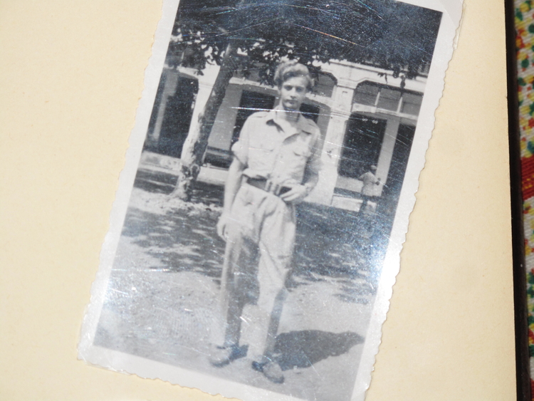Voor de kazerne Dit was de soldaat waar Mientje mee wilde trouwen. Foto omstreeks 1948 gemaakt in Indonesië. 