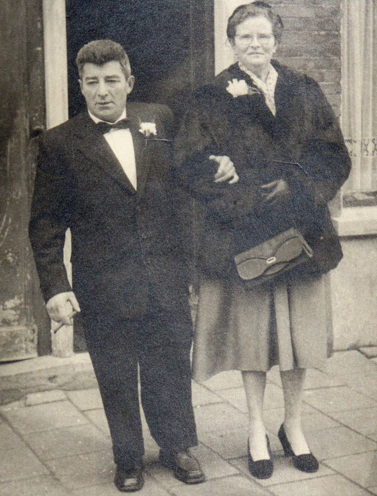 Vader naast  de schoonmoeder van George Foto genomen op 23-2-1957 in de von Zesenstraat, voor nummer 92.Foto ter gelegenheid van de bruiloft van George Andriessen 