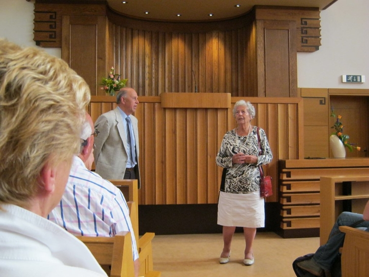 Mevrouw Frida Koopman (87 jaar) vertelt enthousiast over de kerk. .<br />Foto: Joop Jansen © 