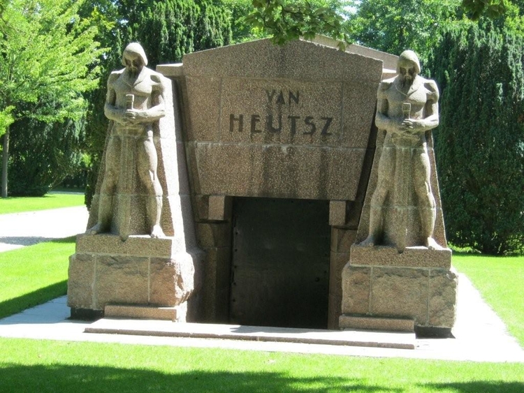 Het mausoleum van van Heutsz, een paar jaar geleden naar deze plek verplaatst. .<br />Foto: Joop Jansen © 