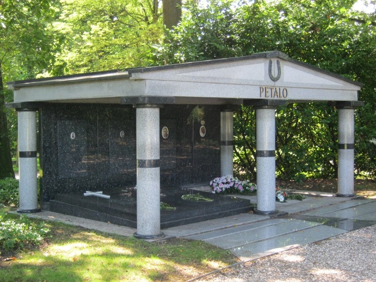 Het mausoleum van de zigeunerfamilie Petalo. .<br />Foto: Joop Jansen © 