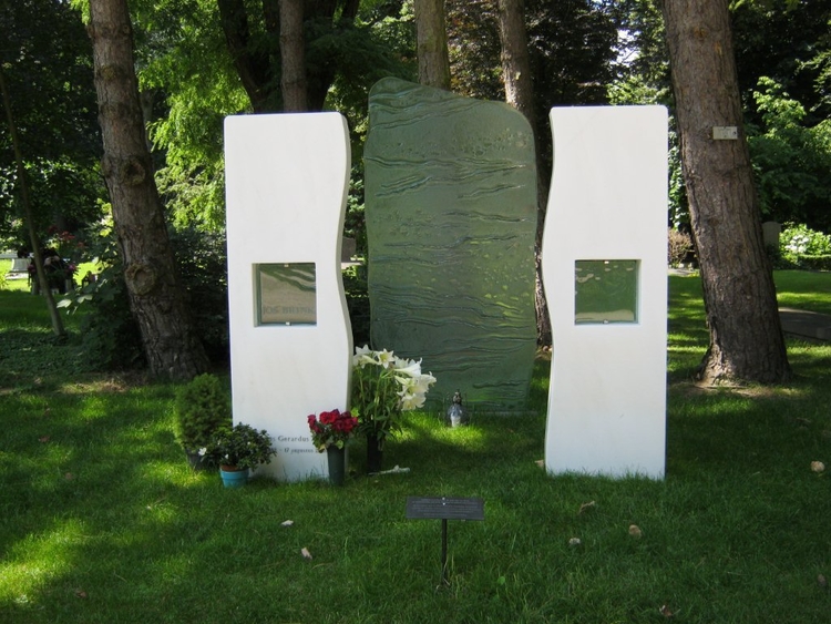 Hier ligt Jos Brink begraven. .<br />Foto: Joop Jansen © 