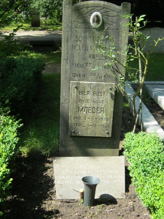 Het graf van de tante en opoe van Carel Kneulman. .<br />Foto: Joop Jansen © 