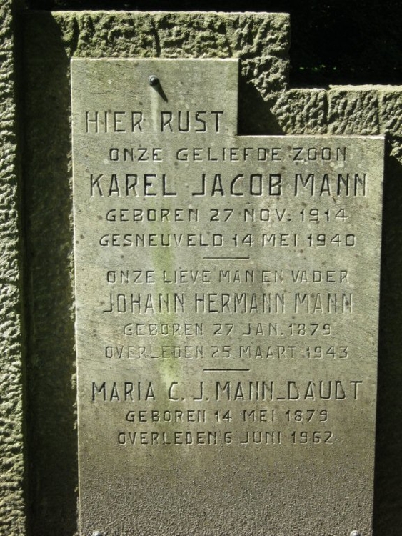 Graf van de gesneuvelde Karel Jacob Mann en familieleden. Hij is slechts 26 jaar geworden. .<br />Foto: Joop Jansen © 