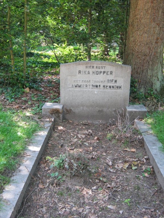 Het graf van de actrice Rika Hopper. .<br />Foto: Joop Jansen © 