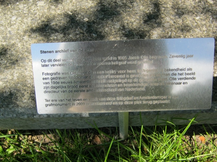 In 1975 werd het graf van Jacob Olie wegens het vervallen van de grafrechten geruimd. In 2009 werd ter ere van het leven en werk van deze fotograaf de steen gerestaureerd en teruggeplaatst. .<br />Foto: Joop Jansen © 
