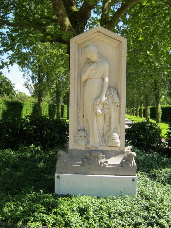 Op dit monument staat geen naam. Volgens de portier van de begraafplaats is het een beeld ter nagedachtenis. Foto: Joop Jansen © 