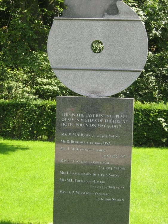 Monument voor de slachtoffers van de brand in Hotel Polen op het Rokin. Het hotel liep door tot aan de Kalverstraat. .<br />Foto: Joop Jansen © 