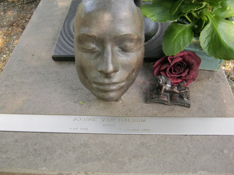 De urn van actrice Josine van Dalsum met afgietsel van haar hoofd. .<br />Foto: Joop Jansen © 