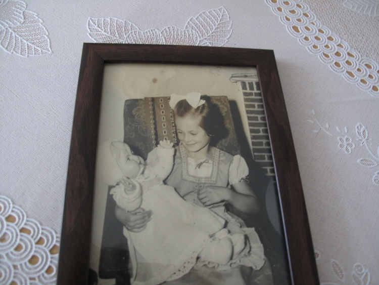 Ria met pop Kinderfoto van Ria, uit privé bezit.  Ongeveer 1956 