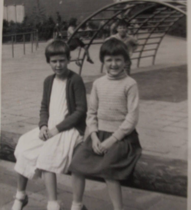 Yvonne met haar zus Marja Op het speelveldje waar nu de Roomtuintjes staan poseerde Yvonne omstreeks 1958 met haar zus Marja ( met het donkere haar) voor de fotograaf. Foto uit privé bezit. 