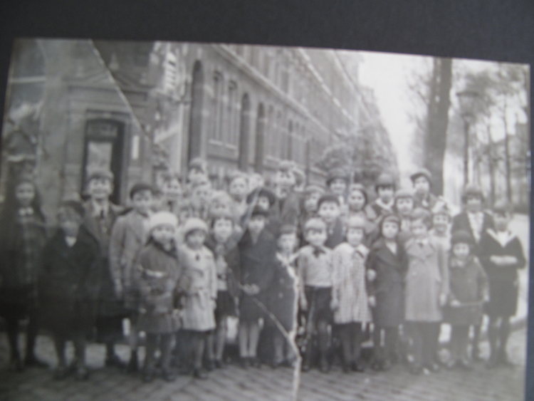 kinderen uit de Dapperbuurt Foto uit ongeveer 1938, genomen door straatfotograaf op hoek Wijttenbachstraat/Dapperstraat. Slagerij Boersma op de achtergrond. 