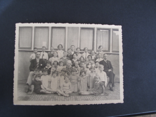 Het toneelclubje van de speeltuinvereniging Foto is genomen voor het verenigingsgebouw in de Domselaerstraat, omstreeks 1938. De vader van Dora zit helemaal rechts, de dames Pessaro staan op de 3e rij. 