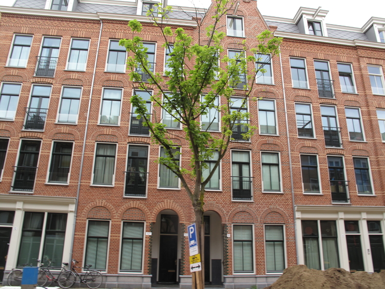 3e Oosterparkstraat, foto 2015 door Marella Karpe De nieuwbouw is gebouwd in dezelfde stijl als de woningen voorheen. In de oorlog woonde Nathan Cohen op nummer 10 ,drie hoog. 