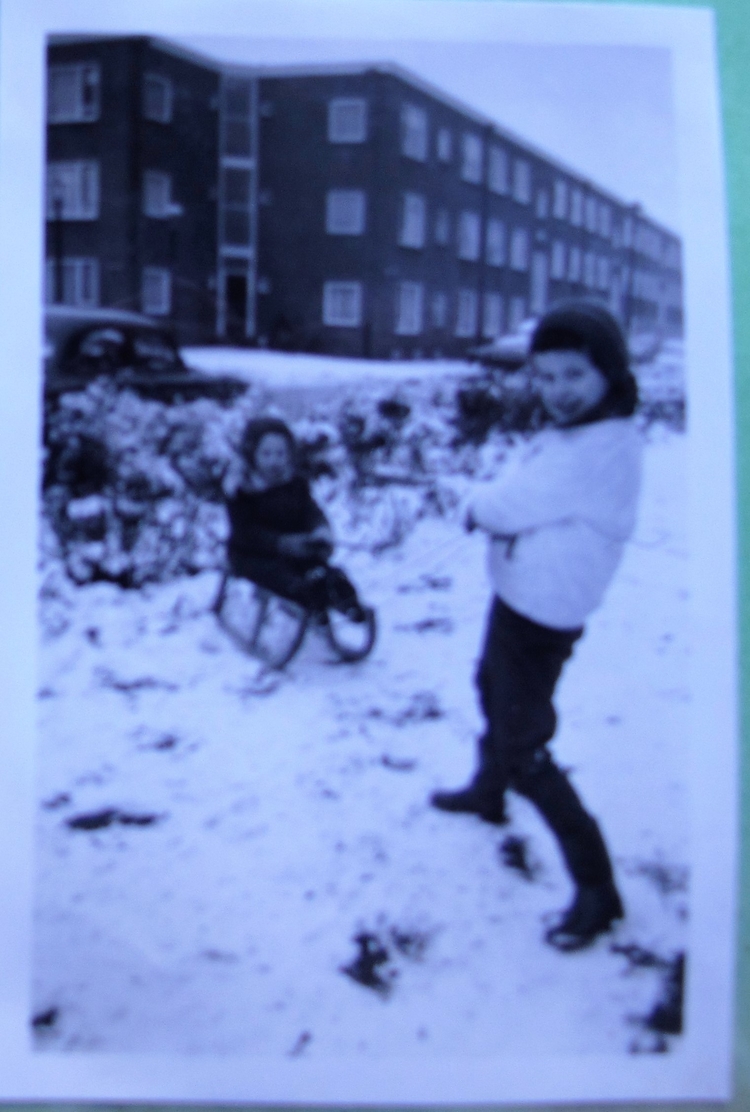 winter 1961 De kinderen spelen in de sneeuw in de van der Waalsstraat, 1961. Foto uit privé bezit. 