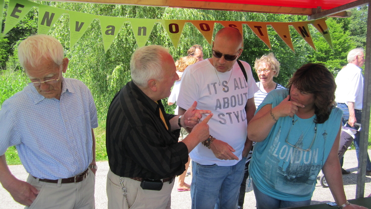 Harry en Alfons van Gerwen in gesprek met een paar andere bezoekers op de Pure Markt in Park Frankendael - 30 juni 2013 .<br />Foto: Jo Haen © 