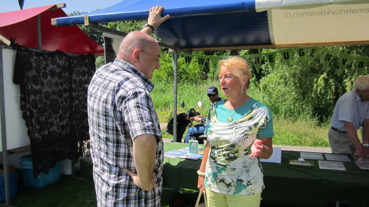 Tineke in gesprek met Ron op de Pure Markt in Park Frankendael - 30 juni 2013 .<br />Foto: Jo Haen © 