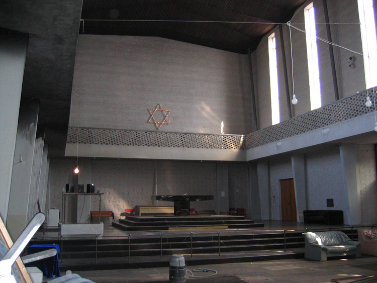 Orgel 1 Interieur van de Christus Koningkerk anno 2006, kijkend richting frontzijde. Links zijn brandsporen te zien. 