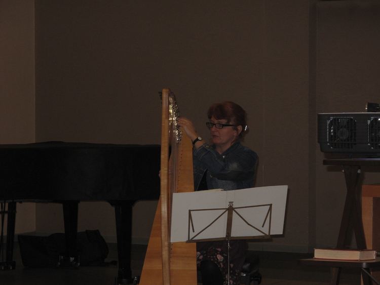 De harpspeelster Pien Tieman bespeelt de harp in de Muiderkerk op 15 januari 2013.<br />Foto: Marella Karpe 