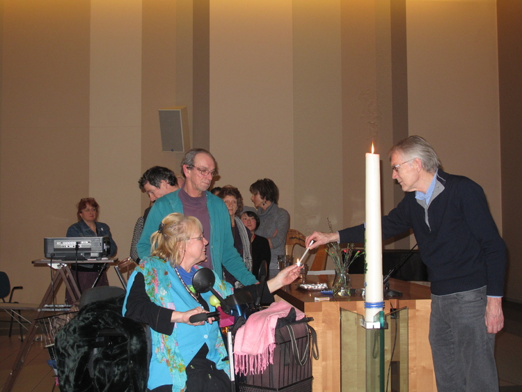 liturgisch moment de  kaarsjes worden aangestoken<br />Foto; Marella Karpe 
