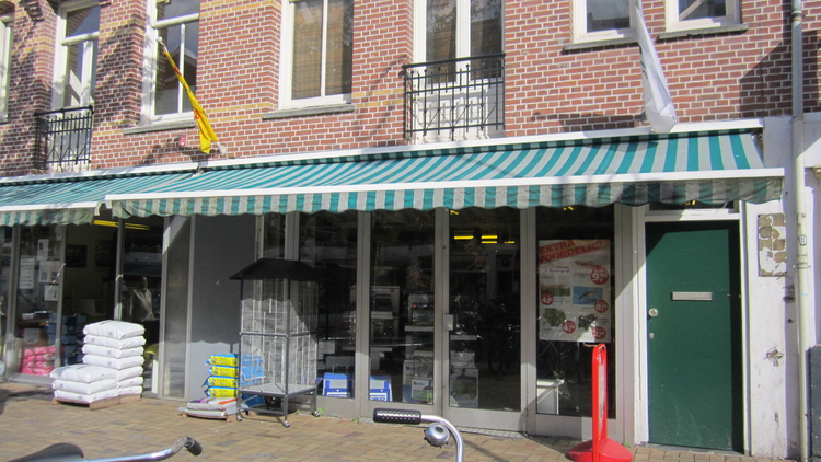Javastraat 107 Dierenwinkel de Jonghe - 2013  <p>.<br />
<em>Foto: Jo Haen ©</em></p>