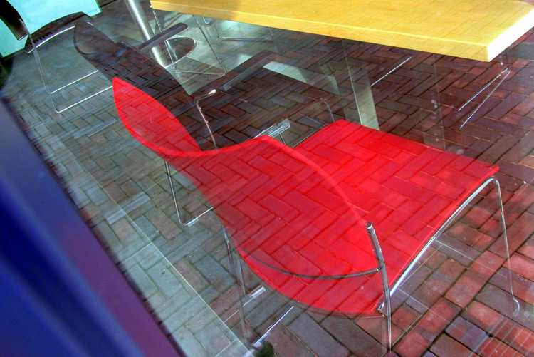 Deze werkplek met de lege stoel is bestemd voor u? .<br />Foto: Ineke van Dijk Stadsdeelhuis. 