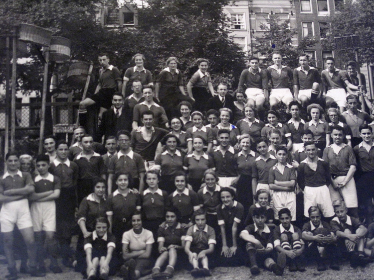 Korfbalvereniging D.V.D. - ±1934 Foto genomen op het Park Schouwburg Terrein 
